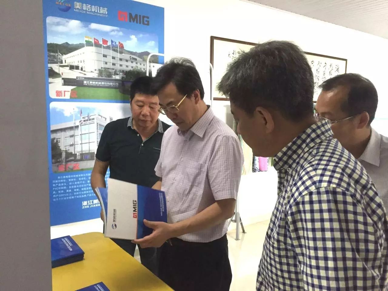 Il direttore Hong Qinghua della Commissione municipale per l'economia e la tecnologia dell'informazione di Hangzhou ha visitato l'azienda per effettuare delle ricerche