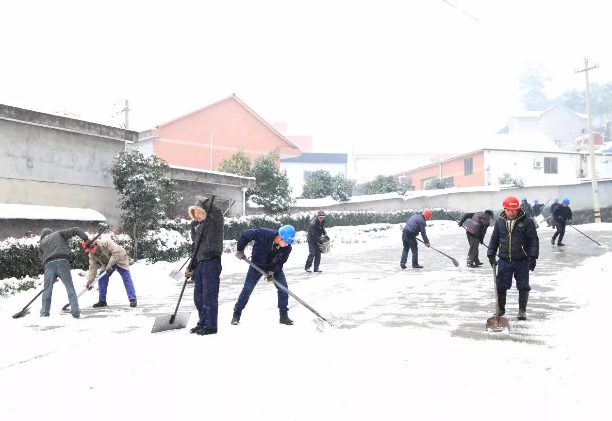 Uniti per spazzare la neve e rimuovere il ghiaccio per garantire la sicurezza