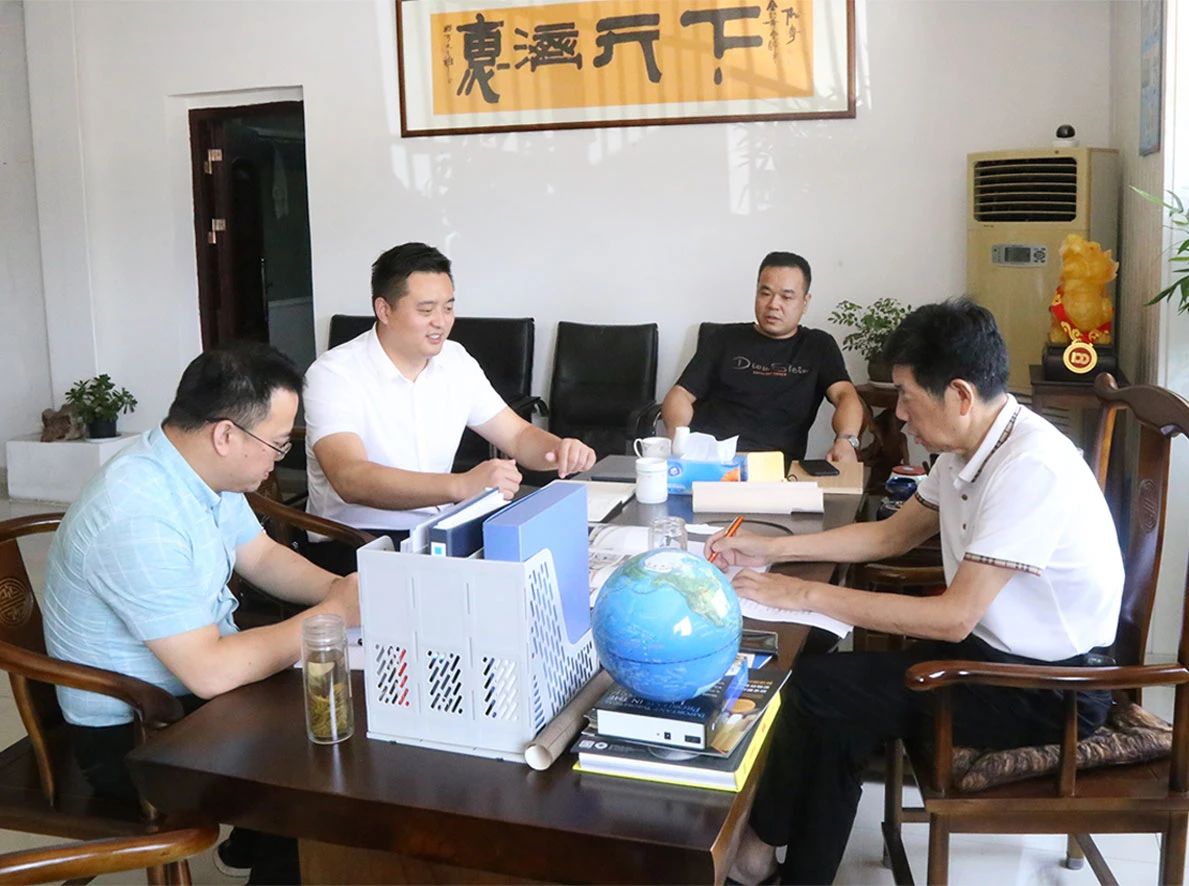Xu Yang, vicedirettore dell'Ufficio per la promozione degli investimenti della zona di sviluppo economico di Jiangsu Siyang, ha visitato i macchinari Zhejiang Meige per ricerche e ispezioni